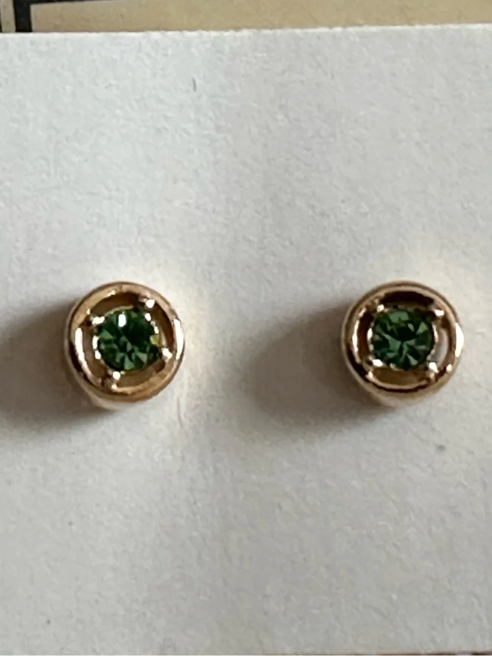 Avon Vintage 1983 Simulated Peridot Birthstone Stud Earrings - Green NIB - Picture 3 of 11